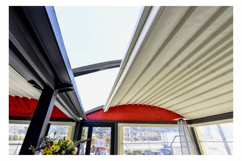 Installation et pose d'une pergola avec toit rétractable dans un restaurant dans le 06 à Nice