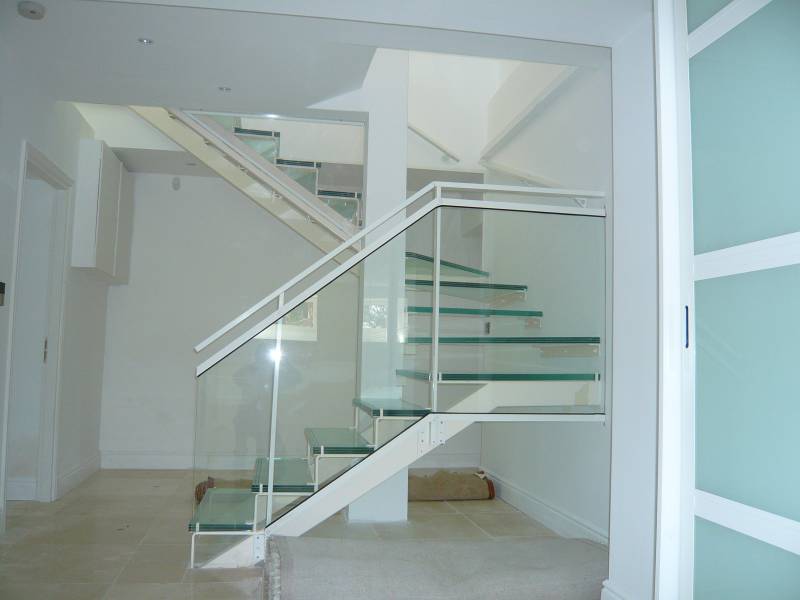 Installation de garde corps d'escaliers en verre à Antibes et dans les Alpes-Maritimes